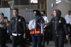 Penampakan Bupati Pekalongan Fadia Arafiq Tutup Muka dengan Kerudung usai OTT KPK