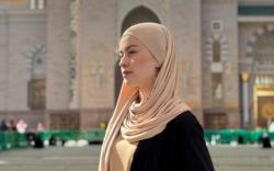 Tanggapi Banyak Jemaah Umrah Tertahan di Arab Saudi, Kimberly Ryder Sebut Makkah dan Madinah Tempat Terbaik