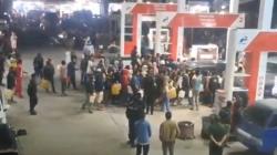 Viral, Warga Aceh Tengah Antre Panjang hingga Bawa Jeriken ke SPBU<