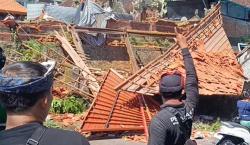 Gianyar Diterjang Angin Kencang, Balai Gong Pura Senilai Rp500 Juta Ambruk<
