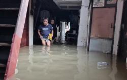Puluhan Rumah di Karet Pasar Baru Terendam Banjir Imbas Luapan Kali Anak Ciliwung