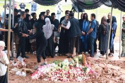 Suasana Haru Pemakaman Vidi Aldiano di TPU Tanah Kusir