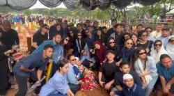 Kondisi Terkini Pemakaman Vidi Aldiano, Sahabat Berfoto di Makam Bertabur Bunga