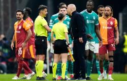 Liverpool Tumbang di Istanbul, Arne Slot Sentil Wasit Usai Gol Dianulir VAR