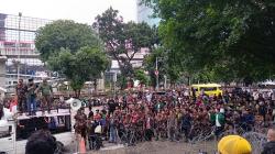 Eks Menag Yaqut Diperiksa KPK, Massa Banser Geruduk Gedung Merah Putih