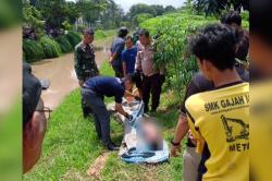 Geger! Mayat Pria Bertato Tanpa Busana Terapung di Saluran Irigasi Metro Lampung<