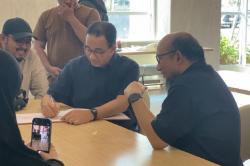 Anies dan Novel Baswedan Jenguk Aktivis KontraS Andrie Yunus, Tuliskan Pesan Penyemangat