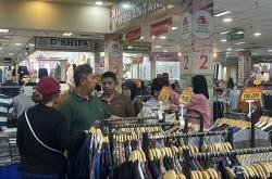 Pasar Tanah Abang Ramai jelang Lebaran, Pedagang Justru Keluhkan Omzet Turun