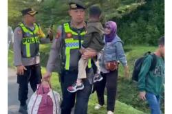 Pemudik Salah Naik Bus Terpaksa Turun di Pinggir Tol Semarang-Solo, Diselamatkan Polisi<
