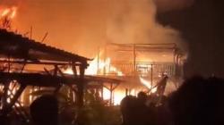 4 Kedai di Pantai Pelayaran Jepara Terbakar, Api Berasal dari Dapur<