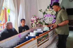 Jenazah Tenaga Medis Korban KKB Tiba di Rumah Duka Sorong, Tangis Keluarga Pecah<