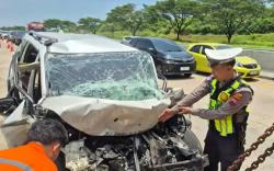 Kecelakaan Maut Xpander Hantam Bus Mogok di Tol Batang, 2 Orang Tewas 2 Luka Berat