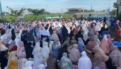Warga Muhammadiyah Jombang Salat Idulfitri di JMC, Jemaah Meluber hingga Jalan Raya<