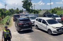 Hari Pertama Lebaran di Jombang, Lalu Lintas Macet Parah di Bandarkedungmulyo<