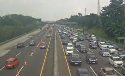 Lalin Padat, Contraflow Berlaku di Tol Japek KM 23-28 Pagi Ini
