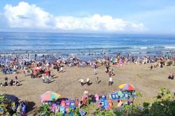 Libur Lebaran, Pantai Pangandaran Ramai Diserbu Wisatawan<