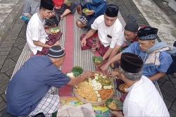 Unik! Tradisi Tumpengan Warnai Lebaran di Blora, Warga Makan Bersama di Masjid<