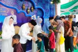 Momen Tradisi Riyayan di Grahadi, Warga Jatim Antre Salaman dengan Khofifah<