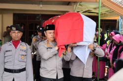 Momen Haru! Kapolres Sukoharjo Panggul Peti Jenazah Anggota yang Meninggal saat Lebaran<