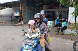 Kisah Pemudik Bonceng Istri dan 2 Anak, Pilih Naik Motor demi Hemat Biaya ke Jakarta<