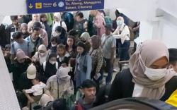Puncak Arus Balik, Ratusan Pemudik Tiba di Stasiun Pasar Senen Malam Ini