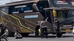 Viral Polisi di Madiun Patah Tulang Kaki gegara Dilindas Bus saat Atur Lalin<