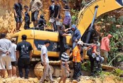 Operator Ekskavator Tewas Tertimpa Batu Besar di Baubau, Evakuasi Dramatis<