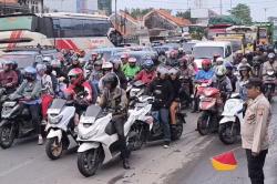 Pantura Cirebon Lumpuh Imbas One Way Tol Cipali, Kendaraan Terjebak Kemacetan 5 Km<