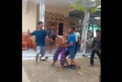 Oknum Ustaz di Karawang Dihajar Warga usai Tepergok Tiduri Istri Orang<