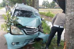 Kecelakaan di Jombang, Mobil Pemudik Tabrak Pohon 6 Orang Luka-Luka<