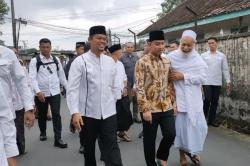 Wapres Gibran Kunjungi Ponpes Annajah Boyolali, Bagikan Alat Tulis hingga Sarung<