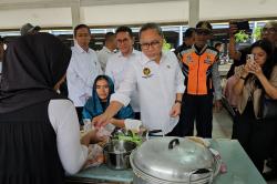 Harga Plastik Melonjak Bikin Pedagang Menjerit, Zulhas Ungkap Penyebabnya