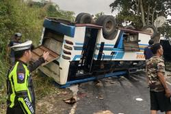 Kecelakaan Bus Terguling di Tepi Danau Ranau OKU Selatan, 28 Penumpang Terluka<