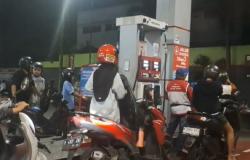 Panik Isu Harga BBM Bakal Naik 1 April, Warga Jember Serbu SPBU hingga Picu Antrean<