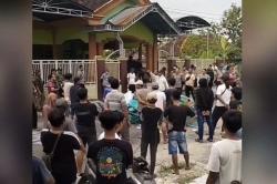 Viral Aksi Demo Ricuh Warga di Lamongan Tuntut Kades Mundur hingga Nyaris Dikeroyok<