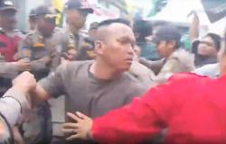 Demo Mahasiswa di Kantor Bupati Bekasi Ricuh, Massa Baku Hantam dengan Petugas<