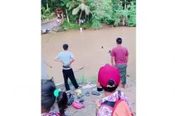 Jembatan Gantung Putus di Sukabumi, 4 Warga Jatuh ke Sungai<