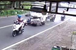 Ngeri! Detik-Detik Kecelakaan Maut di Sidoarjo, Pemotor Tewas Terlindas Truk