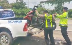 Ngeri! Detik-Detik Kecelakaan Maut Innova Tabrak 3 Motor di Gresik, 1 Tewas 2 Kritis<