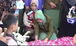 Pemakaman Prajuit TNI, Tangis Istri Kopda Anumerta Farizal Pecah di TMP Giripeni<