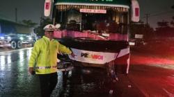 Bus Nyalip Tabrak Daihatsu Sirion di Pekanbaru, 1 Orang Tewas 1 Luka<