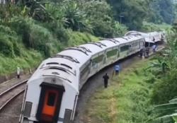 Jalur Tengah Lumpuh Imbas KA Bangunkarta Anjlok di Bumiayu Brebes, KAI Minta Maaf<