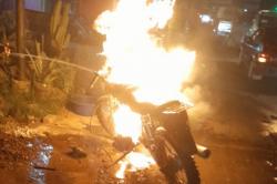 Heboh! Motor Terbakar di Tengah Jalan Ramai di Jombang, Diduga Akibat Tangki Bocor<