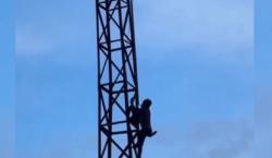 Geger! Pria di Muna Nekat Panjat Tower 70 Meter Sambil Pesta Miras, Evakuasi 3 Jam<