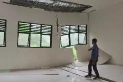 Pilu! Siswa SD di Pandeglang Belajar di Perpustakaan dan Dapur gegara Kelas Ambruk<