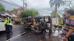 Kecelakaan di Gianyar, Truk Terguling hingga Muatan Es Berserakan di Jalan<