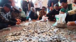 Viral! Nelayan Indramayu Bayar Ganti Rugi Fasilitas Rusak Dampak Demo dengan 3 Karung Koin<