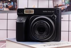 Fujifilm Instax Wide 400 Jet Black Jadi Kamera Instan Kekinian di Era AI, Ini Keunikannya