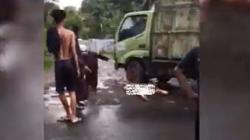 Tabrakan Tragis di Maros, 2 Pemotor Terjepit di Bawah Ban Truk<