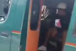 Mencekam! Aksi Begal Bersajam dalam Angkot di Medan, 2 Penumpang Perempuan Nekat Lompat<